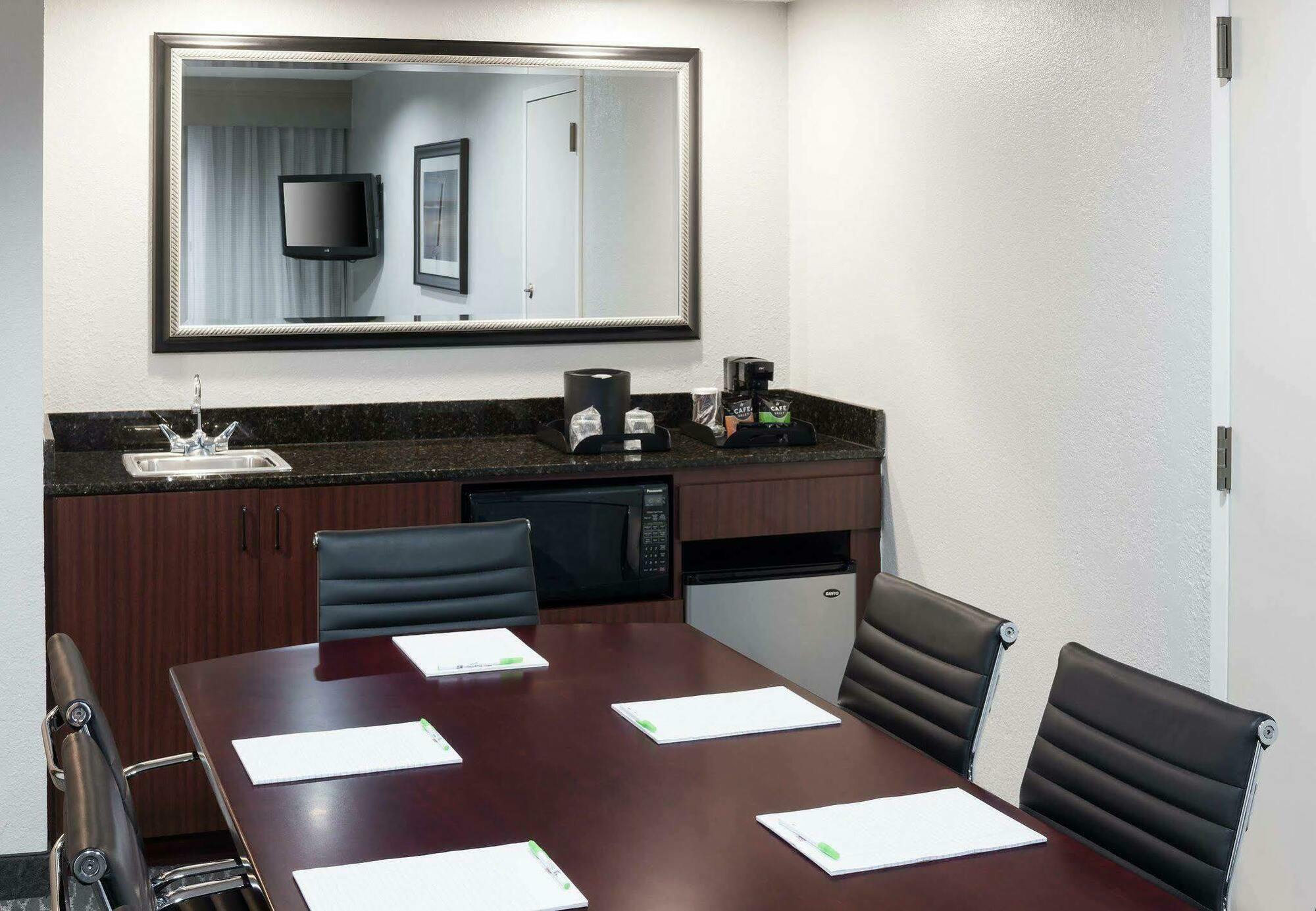 Courtyard By Marriott Waco Hotell Exteriör bild
